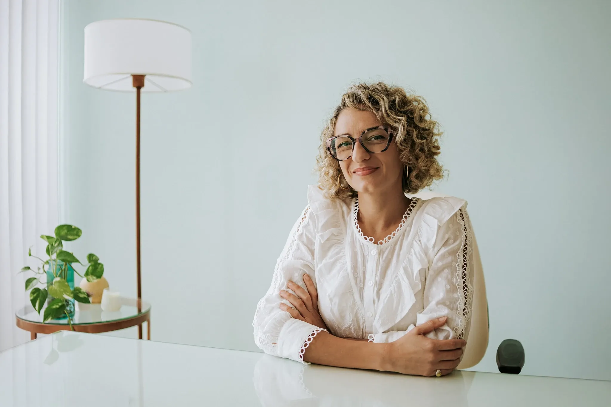 Daniela Pérez, Licenciada en Nutrición, sonriendo en su consultorio.