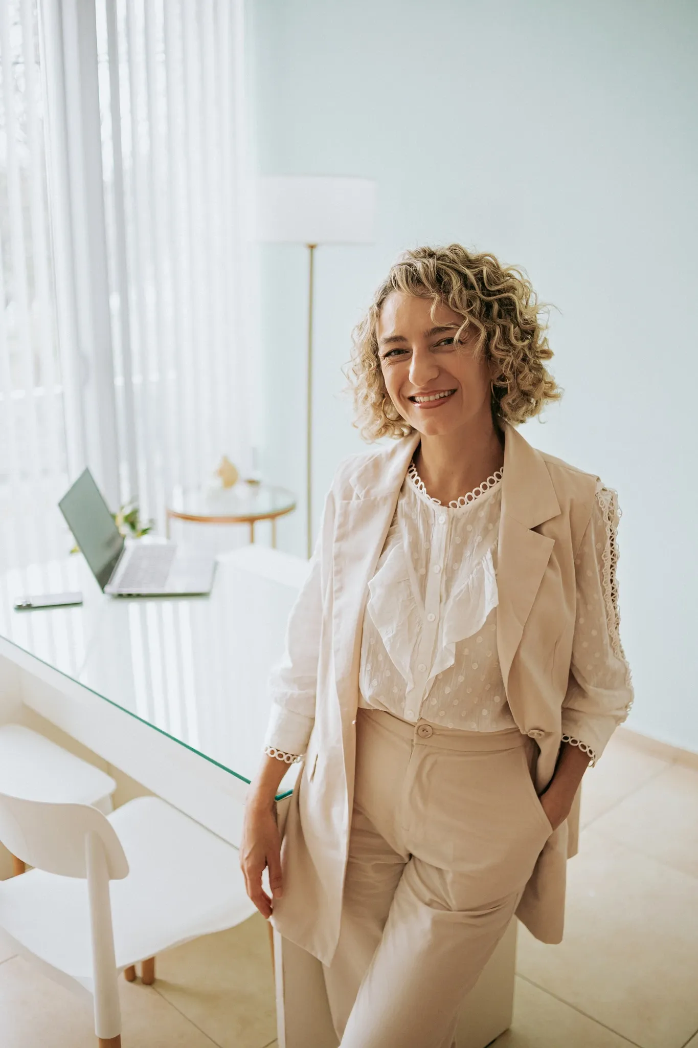 Dani sonriendo en su consultorio.